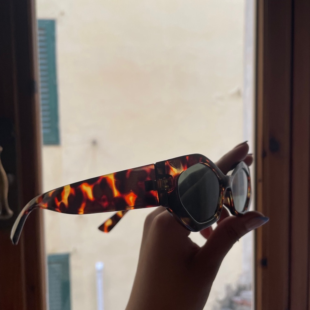 tortoiseshell sunglasses